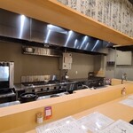 和肉 正 - コンパクトで綺麗に整えられた厨房
      お席はカウンター7席、個室が3つあり14席の合計21席。