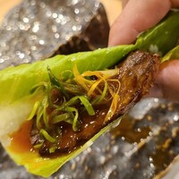 和肉 正 - ④黒毛和牛イチボ(鹿児島県産)、ロメインレタス添え、卵黄ポン酢
                しっかりした火入、2枚目はロメインレタスで巻き、イチボの上に葱載せ卵黄ポン酢をON
                濃厚なコクと肉の旨みをレタスで食べ易くして頂きました