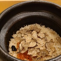 和肉 正 - ⑦真鯛の炊き込みご飯(新潟県魚沼産コシヒカリ)、イクラ掛け、夏トリュフ掛け【追加+4,000円)】
                トリュフらしい豪華で華やかな香り、クオリティの良さを感じます