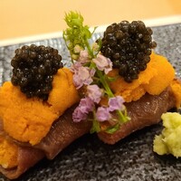 和肉 正 - ①黒毛和牛シャトーブリアン(鹿児島県産)、北紫雲丹(北海道産)、フレッシュキャビア&紫蘇歩花添え
                北紫雲丹は臭みゼロ、上品で澄んだ旨みと甘み、フレッシュキャビアの軽やかなコクと肉の旨みとのバランスも○