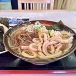 初狩パーキングエリア （上り線）　峠の茶屋 - もちっとした歯ごたえのある
      太麺が楽しめる♡吉田うどん♡