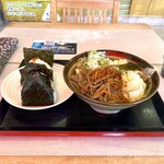 初狩パーキングエリア （上り線）　峠の茶屋 - ⭐︎  田舎うどんセット　　　   税込 ７３０ 円
      ※  吉田うどんにおにぎり１個付き
      ⭐︎  手むすびおにぎり（ 味噌 ）  
      　　　　　　　　　　　　　税込 ２５０ 円