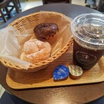 サンジェルマン - シュガードーナッツとショコラドーナッツとアイスコーヒーレギュラーサイズ。