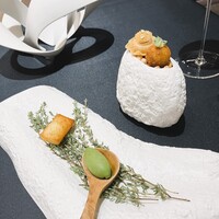 レストラン ローブ - 左側：フィナンシェ、ハーブのアイス