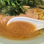 ラーメン 小村 - スープは鶏ガラと優しい豚骨にまろやかなカエシ