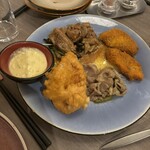 クラブメッド 北海道トマム - 鶏肉のキノコオイスターソース添え、ポークシチュー、フィッシュナゲット、手間の大きいのがフィッシュアンドチップスのフィッシュ