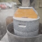 地粉や - 店先で蕎麦をで挽いてます