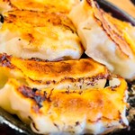 九州食市 - 【鉄鍋餃子】8個599円。鉄鍋で提供されるのに特徴。博多というより、小倉名物!?