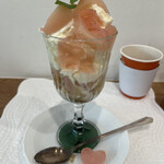レ・カドゥ・サンセ - 桃のパフェ　全部、自家製でヨーグルトアイスがサッパリしていて暑い日も爽やかに！