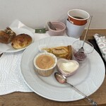 レ・カドゥ・サンセ - パンと桃のタルト、エンゼルケーキ　紅茶は、お湯を足していただけます♪