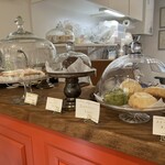 レ・カドゥ・サンセ - カウンターに出来立てのお菓子が(๑>◡<๑)