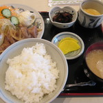 Meshiyaharapeko - 生姜焼き定食