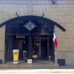 OSTERIA RAKUTEN - イタリアの旗が目印♪向かって右側がお店です♪
