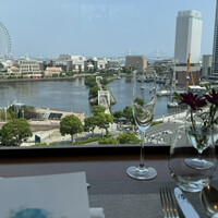 イリエスケープ - テーブルはすべて開けた横浜港の風景がみられる。