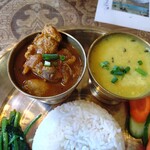 チャンドニー - 左がチキンカレー、右がダル