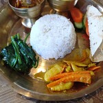 チャンドニー - 左からほうれん草炒め・アチャール・パパド・サラダ(にんじん・きゅうり)