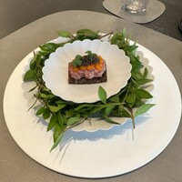 ラルジャン - 1皿目
                    十勝ハーブ牛のタルタル、卵黄のペースト、キャビア。
                    