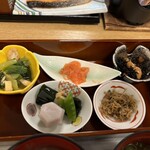 262187614 - 惣菜達の顔触れ、どれもこれも美味しんぼ屋根(//∇//)