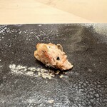 くろ﨑 - ボタンエビの頭(炙り)