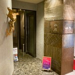 カーヴ - お店玄関※地下