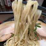 鯖の江 - 中太のもちもち全粒粉麺が、魚介と鶏でダシをとったあっさり和風のWスープとよく絡みます。