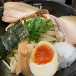 鯖の江 - 具材は、鬼おろしに煮卵(ハーフ)、ナルト、メンマ、海苔、刻み大葉。(チャーシューは肉増し分となります。)