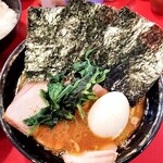 家系総本山 吉村家 - チャーシュー麺、玉子くずれ
