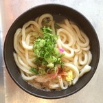 カマ喜ri - 今回うどん屋巡りで1番驚いたのは、ここでした。外観はうどん屋さんには見えませんが、凄いうどんが出てきました。須崎をかけ出汁で食べたら、こんな風だろうなと思ってしまいました。1度御賞味を。
            かけ小 ¥270
            一般サービス店ですから、ちょっと高めです。
            
            でも、美味いです。