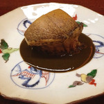 松川 - 柔らかく炊かれた鮑を肝のソースで。