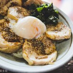 ヨコクラうどん - 鶏チャー叉焼増し温玉載せに胡椒としょう油をかけて……最高っす。