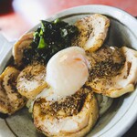 ヨコクラうどん - 鶏チャー叉焼増し温玉載せに胡椒としょう油をかけて……最高っす。