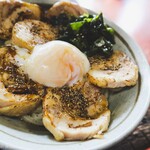 ヨコクラうどん - 鶏チャー叉焼増し温玉載せに胡椒としょう油をかけて……最高っす。