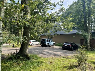 Mame - There is a parking lot that can accommodate about 5 to 6 cars.