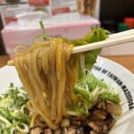 台湾まぜそば はなび - バター醤油まぜそばの麺リフト