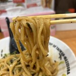 台湾まぜそば はなび - バター醤油まぜそばを混ぜ混ぜした後の麺リフト