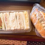 ブーランジェリームク - 料理写真:サンドイッチと粗挽きソーセージ