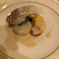レストラン シェ・リュイ - 本日の白身魚と帆立貝、小粒鮑の白ワイン蒸し クリームソース