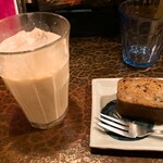 タイニーカフェ - アイスチャイ、バナナケーキ