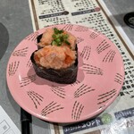 根室花まる - サーモン中落ち軍艦！サーモン握りより美味しい❤️かも？