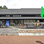 お魚いちば おかせい - 『ハマテラス』の一角にあります（緑の➡︎）