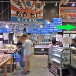 お魚いちば おかせい - 外側の入り口から入店して右手奥が食堂になっています（緑の➡︎方向）