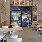 お魚いちば おかせい - 食堂のテーブル席