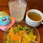 トラットリア ダ ルイジ - サラダ　と　スープ（割と具沢山）　と　りんごジュース
