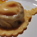 fileja - ラヴィオローネ 中に卵黄が入っていて、切るとその卵黄がソースになるという凝った仕掛け