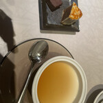 中国飯店 富麗華 - 自家製プリンサトウキビシロップがけ、ライチ風味生チョコ、キャラメル月餅