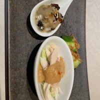 中国飯店 富麗華 - 蒸し鶏のゴマ和え、きゅうりの自家製XO醬、豆腐とピータンの胡麻のすり流しがけ
