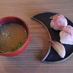 さじこよみ - 天然鯛とレンコンの手鞠寿司  手前味噌汁