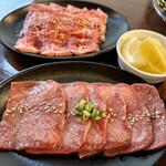 焼肉 肉萬 - 生タン、カルビ