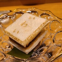 広島 鮨 天ぷら いわい - ①中トロカツのホットサンド、自家製ソース
                    「いわい」と焼印された食パンで挟んだ自家製ソースを塗られた中トロのカツは濃い味わい
                    鮨屋だと「？」だけど天麩羅屋なら有りですね