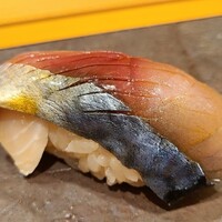 広島 鮨 天ぷら いわい - ⑨真鯖(瀬戸内海)
                    この真鯖はたまたま今朝、入ってきたもの
                    脂のりが良く高級店として十分なクオリティ
                    これもシャリが温かければ尚良かったに違いない